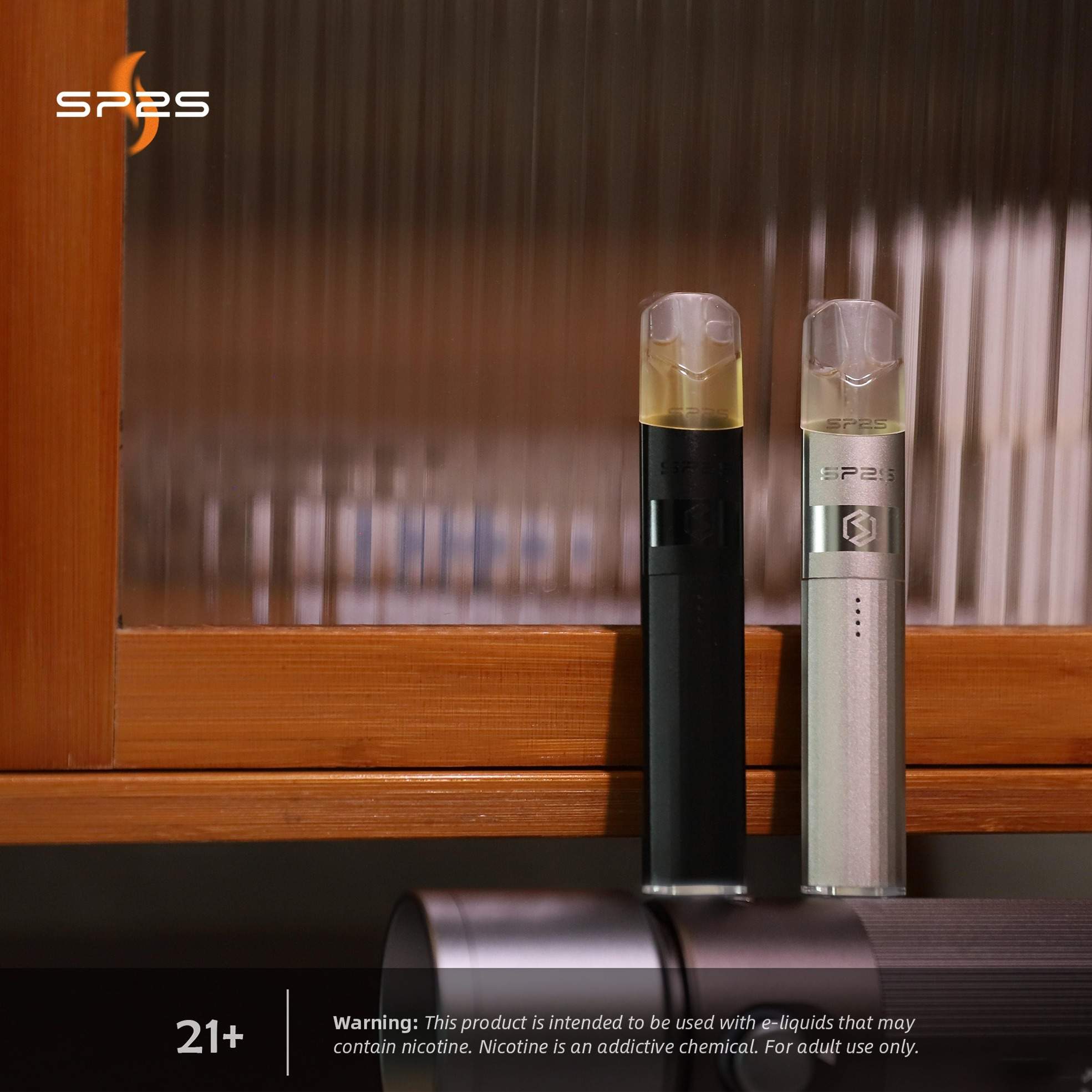 質感沉穩的 SP2S鈦色主機與專用 SP2S煙彈實品展示，呈現細膩金屬工藝與卓越霧化表現